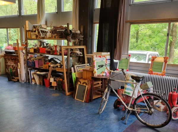 Blije mensen en wederzijdse hulp