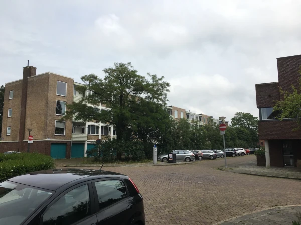 Waarom ligt er vuilnis op het balkon?